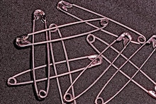 Safety Pin : सेफ्टी पिनला लहान Loop का असतो? 99 टक्के लोकांना माहित नसेल त्यामागचं कारण