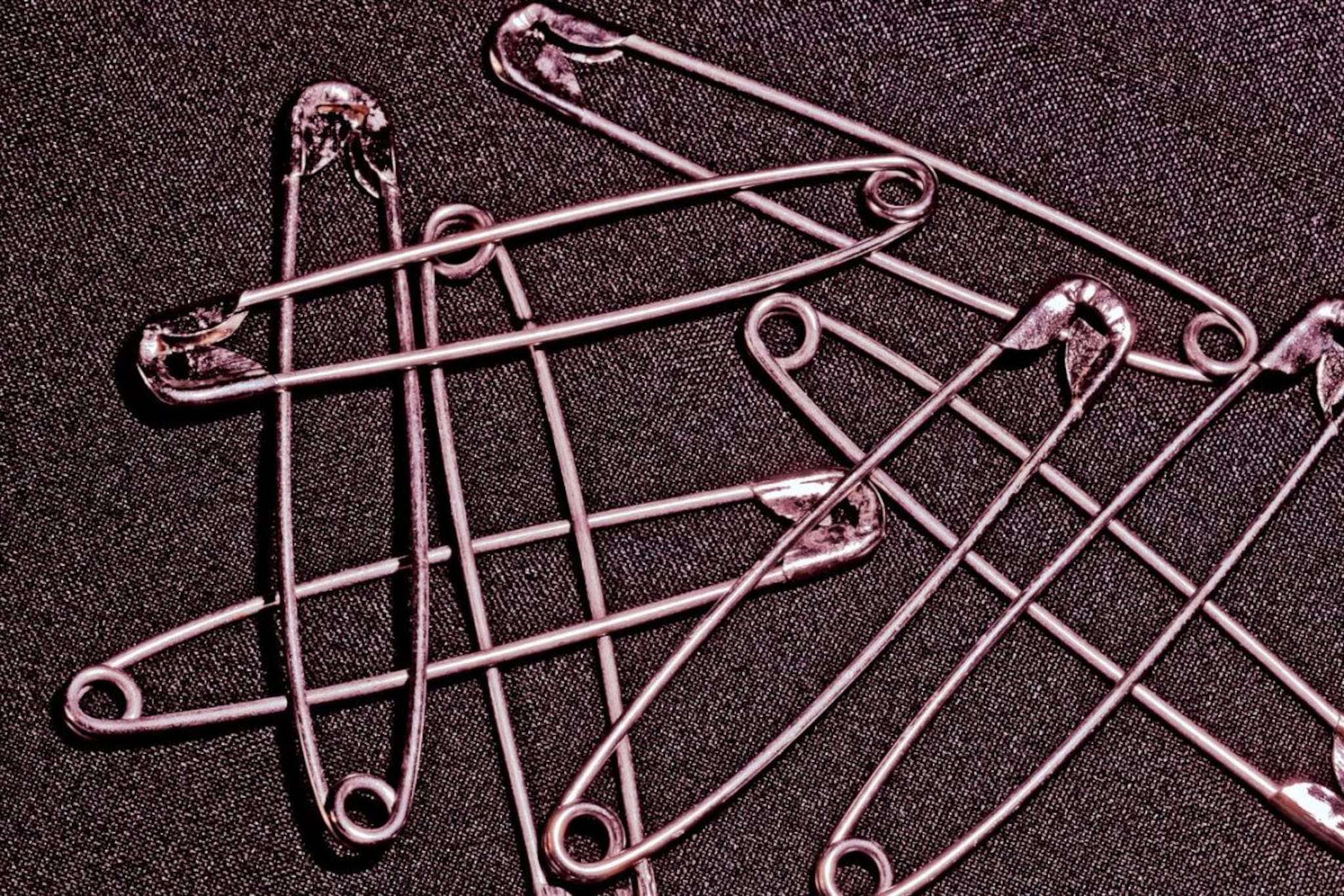 Safety Pin ला लहान Loop का असतो? 99 टक्के लोकांना माहित नसेल त्यामागचं कारण