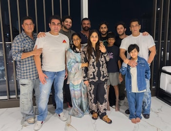 सलमान खानच्या घरात लगीनघाई, भाच्याने गुपचूप उरकला साखरपुडा, PHOTO VIRAL सलमान खानच्या घरात लगीनघाई, भाच्याने गुपचूप उरकला साखरपुडा, PHOTO VIRAL