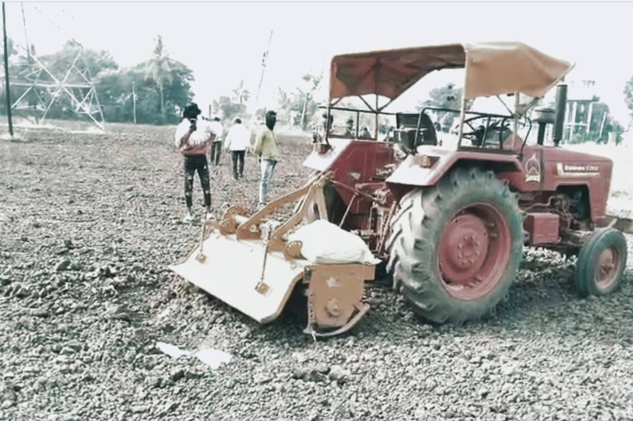 65 वर्षीय शेतकऱ्यांचा शेतात काम करताना करूण अंत, दृश्य पाहून गावकरी हादरले 65 वर्षीय शेतकऱ्यांचा शेतात काम करताना करूण अंत, दृश्य पाहून गावकरी हादरले