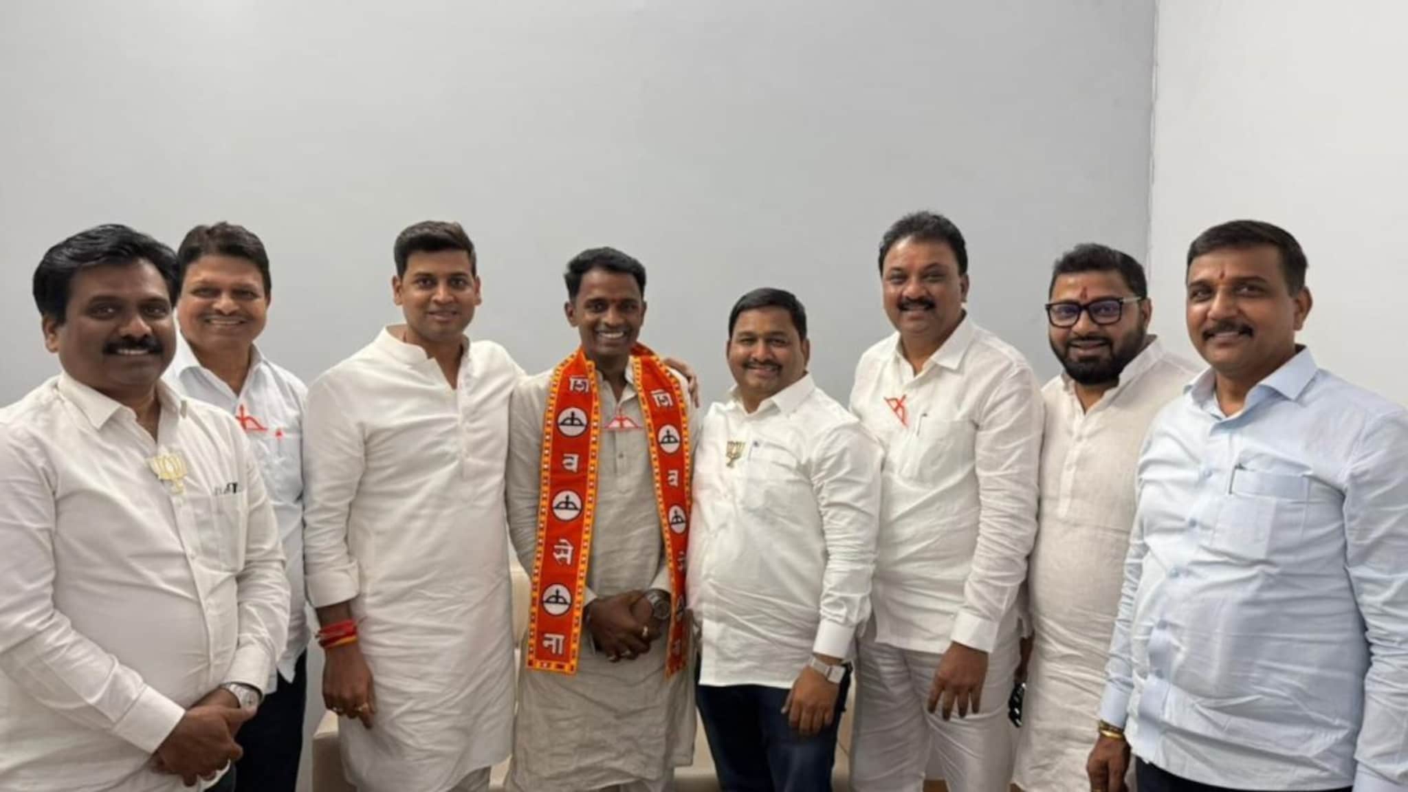 KDMC मध्ये पुन्हा गेम झाला, ठाकरेंनी तिकीट दिलेला उमेदवार शिंदेंच्या गळाला लागला KDMC मध्ये पुन्हा गेम झाला, ठाकरेंनी तिकीट दिलेला उमेदवार शिंदेंच्या गळाला लागला