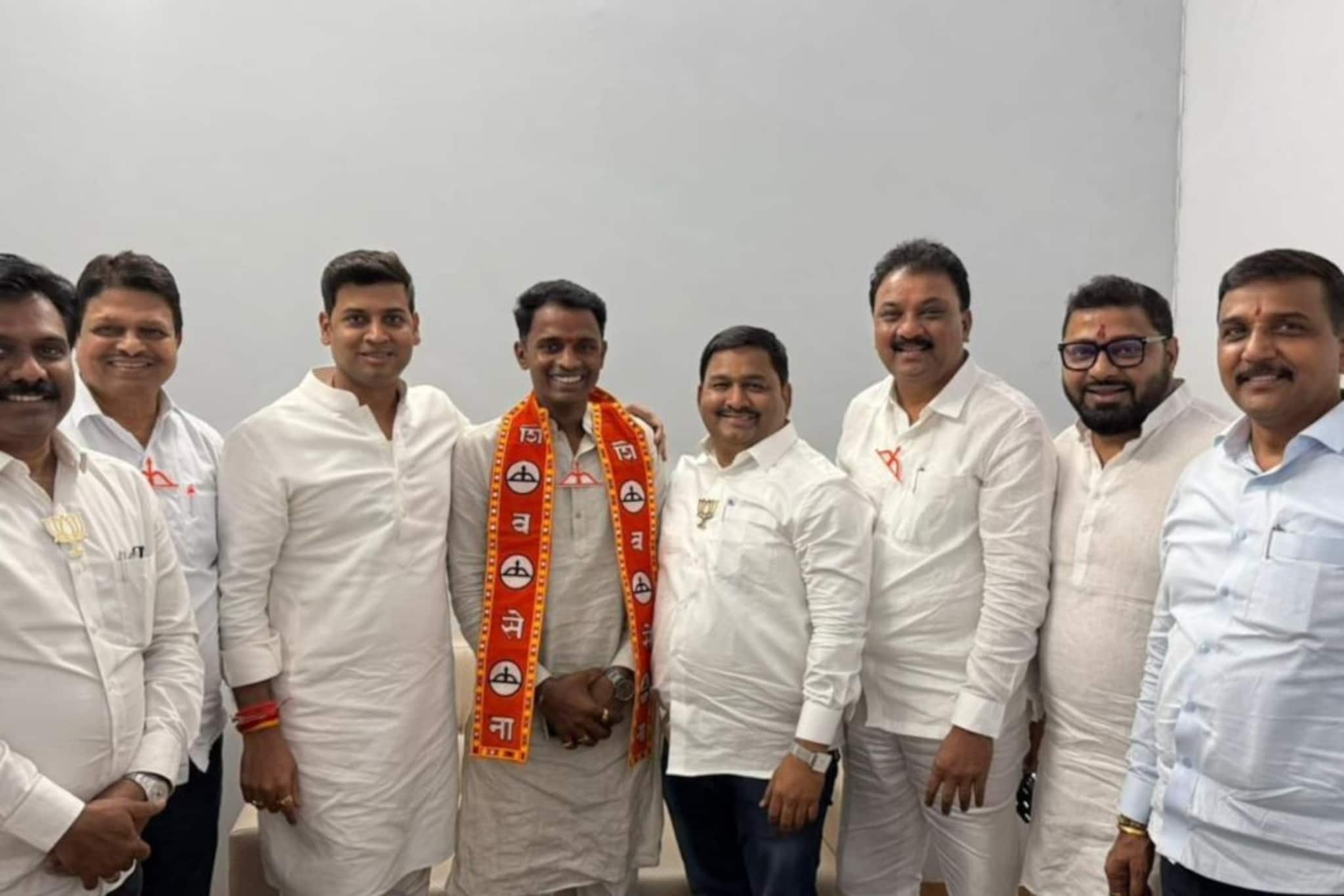 KDMC मध्ये पुन्हा गेम झाला, ठाकरेंनी तिकीट दिलेला उमेदवार शिंदेंच्या गळाला लागला