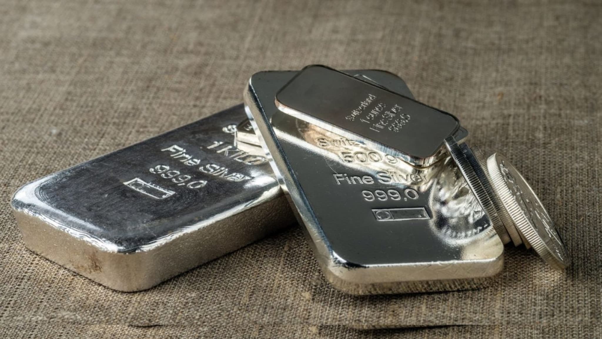 Silver : 999 फाईन सिल्वर आणि 925 स्टर्लिंग सिल्वरमध्ये नक्की फरक काय? कोणाची किंमत जास्त?