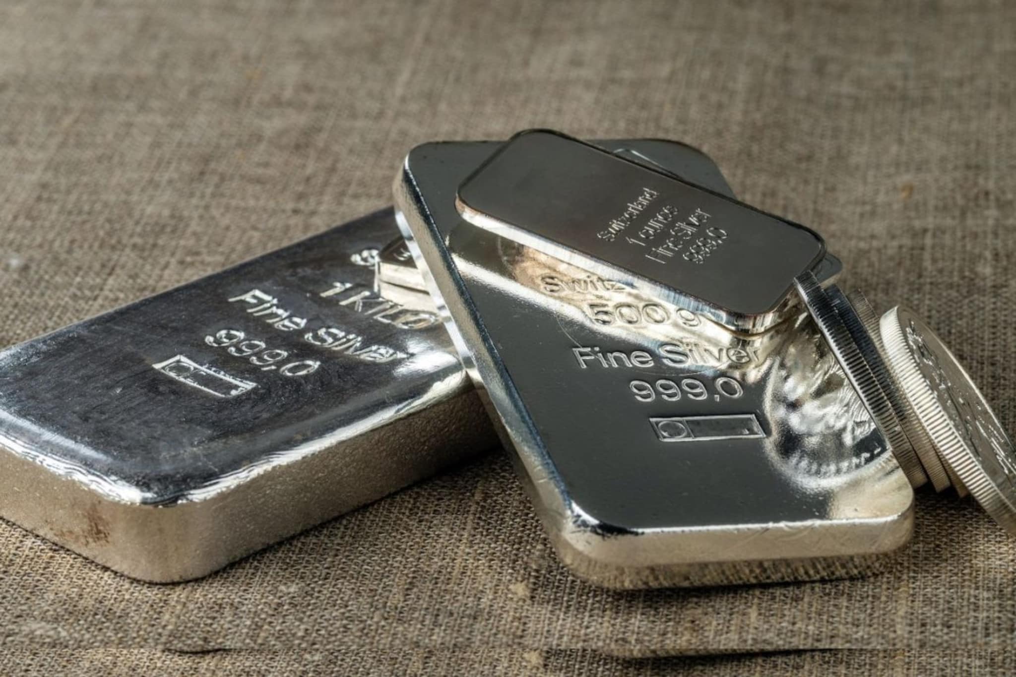 999 फाईन सिल्वर आणि 925 स्टर्लिंग सिल्वरमध्ये नक्की फरक काय? कोणाची किंमत जास्त?