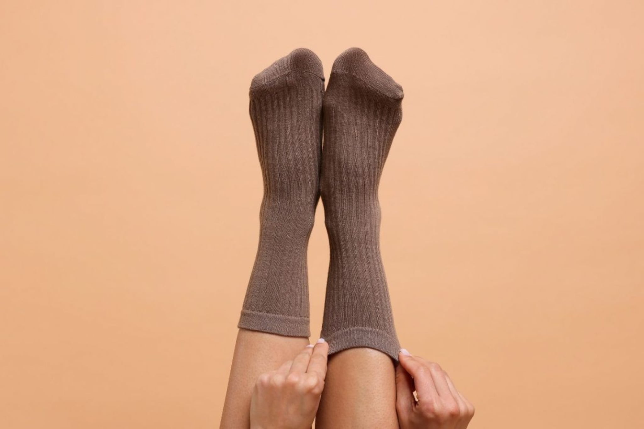 थंडीत पायात मोजे घालून झोपणं चांगलं? डॉक्टरांनी सांगितलं कोणी करु नये हा प्रकार