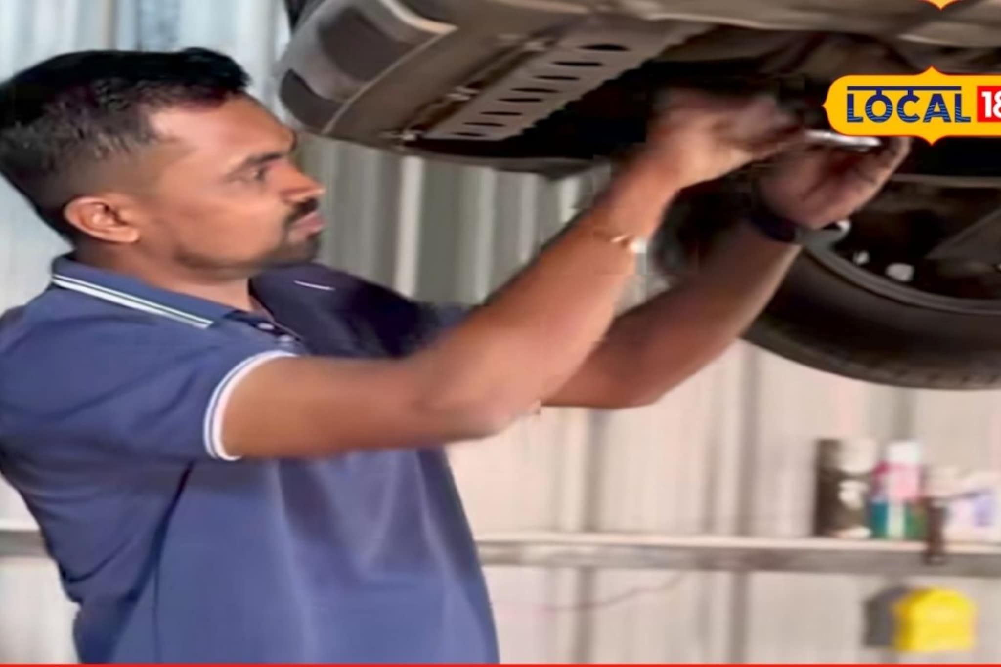 नोकरी सोडली, तरुणाने सुरू केला घरपोच सर्विसिंगचा व्यवसाय, दीड लाखांची उलाढाल नोकरी सोडली, तरुणाने सुरू केला घरपोच सर्विसिंगचा व्यवसाय, दीड लाखांची उलाढाल