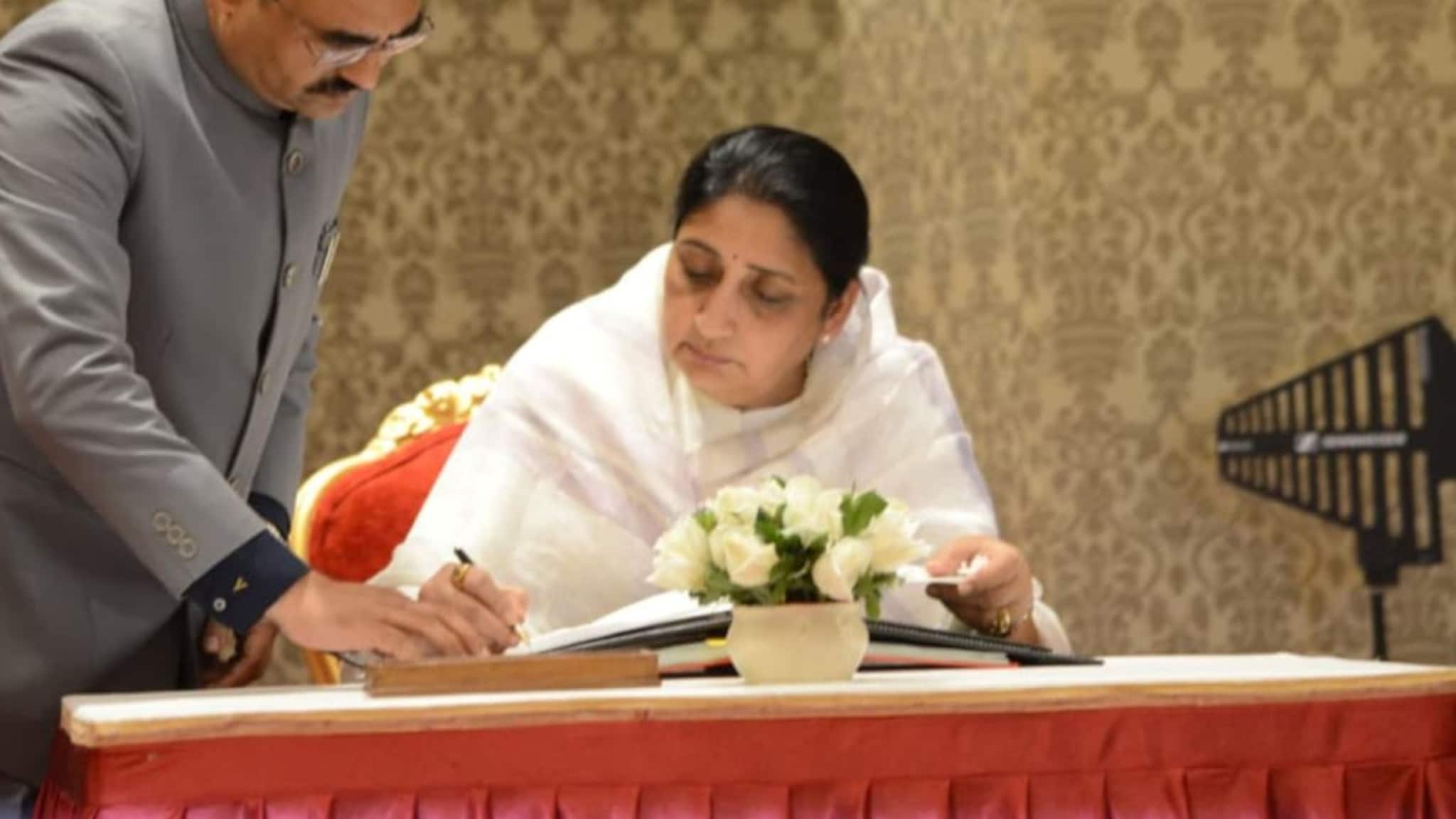 भाजपची मोठी खेळी, सुनेत्रा पवारांना ते खातं दिलंच नाही! BREAKING VIDEO