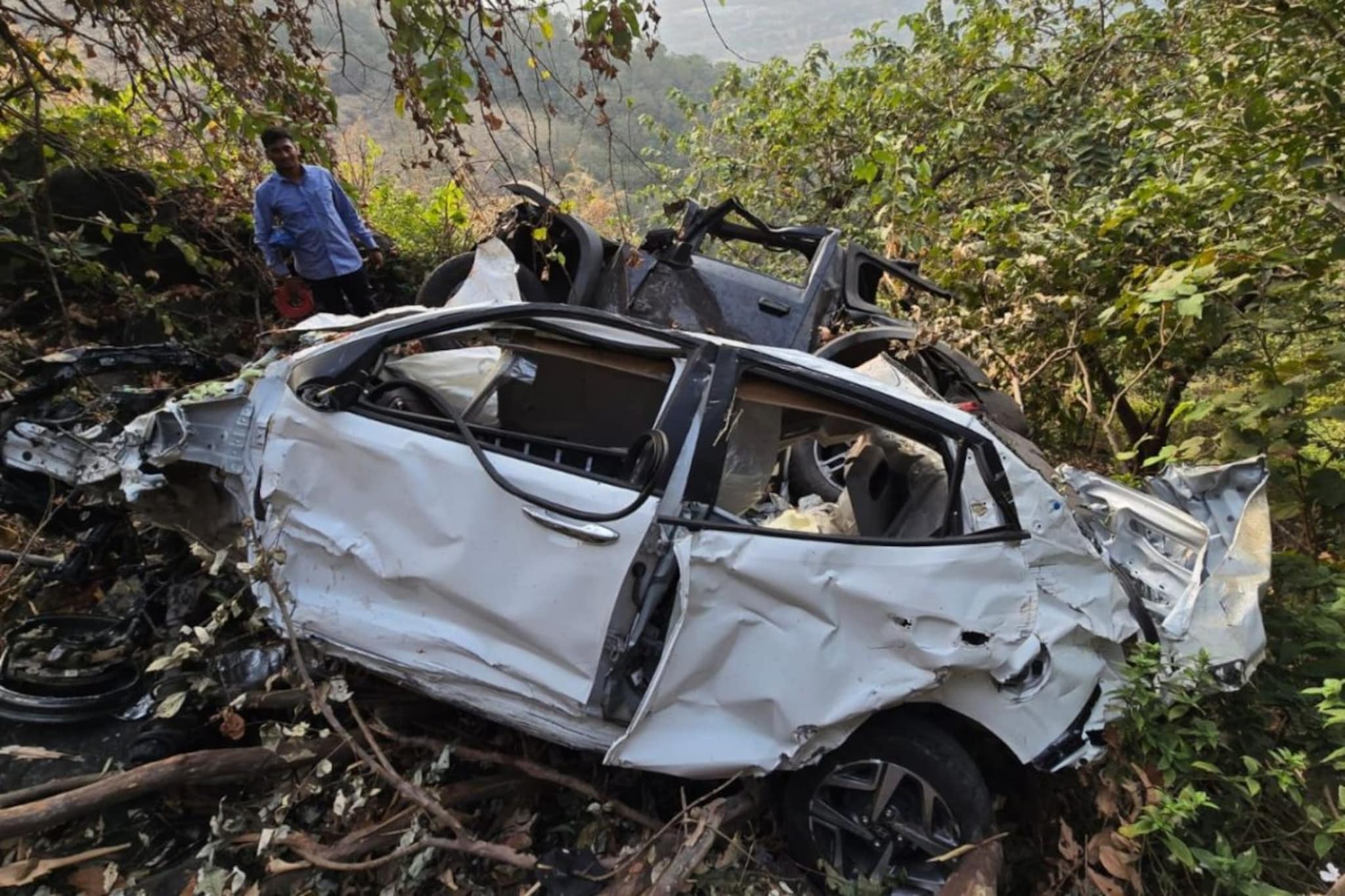 ताम्हिणी घाटात जिथे Thar मध्ये 6 जण संपले, तिथेच Hyundai Aura कोसळली, PHOTOS ताम्हिणी घाटात जिथे Thar मध्ये 6 जण संपले, तिथेच Hyundai Aura कोसळली, PHOTOS