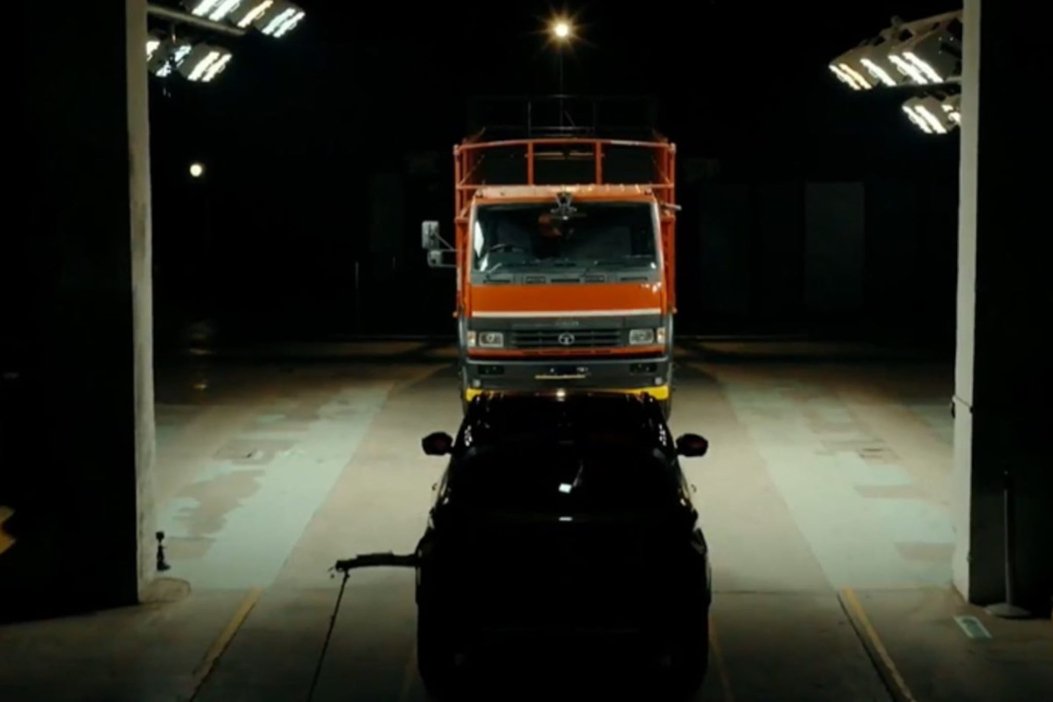 Tata उगाच नाव नाही! नवी कोरी Punch 2026 ट्रकला धडकली, टेस्ट रिपोर्ट पाहून सगळे अ