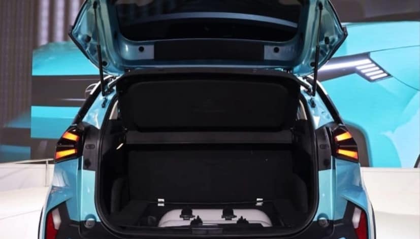 भारतात सध्या जीएसटीच्या दरात कपात केल्यामुळे चांगलीच स्वस्ताई आली आहे. कारच्या किंमतीत आता एसयूव्ही मार्केटमध्ये उपलब्ध आहे. एवढंच नाहीतर एसयूव्हीमध्येही फिचर्स हे एकापेक्षा एक आहे. सध्या उन्हाळ्याचे दिवस जर तुम्ही फॅमिलीसाठी एक उंच आणि दमदार अशी एसयूव्ही विकत घेण्याचा प्लॅन करत असाल ५ अशा स्वस्तात मस्त अशा एसयूव्ही आहे, ज्या सहज दारात उभ्या करता येतील.
भारतात सध्या जीएसटीच्या दरात कपात केल्यामुळे चांगलीच स्वस्ताई आली आहे. कारच्या किंमतीत आता एसयूव्ही मार्केटमध्ये उपलब्ध आहे. एवढंच नाहीतर एसयूव्हीमध्येही फिचर्स हे एकापेक्षा एक आहे. सध्या उन्हाळ्याचे दिवस जर तुम्ही फॅमिलीसाठी एक उंच आणि दमदार अशी एसयूव्ही विकत घेण्याचा प्लॅन करत असाल ५ अशा स्वस्तात मस्त अशा एसयूव्ही आहे, ज्या सहज दारात उभ्या करता येतील.