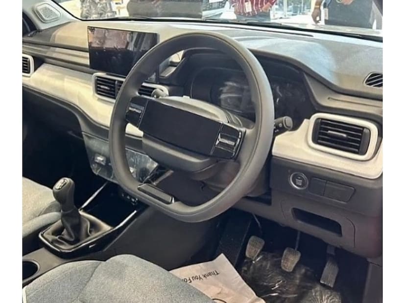 भारतात सध्या कारपेक्षा एखादी SUV खरेदी करण्याकडे सर्वसामान्यांचा कल वाढला आहे. कारण, जीएसटीच्या दरात कपात झाल्यामुळे आता SUV च्या किंमती कमी झाल्या आहे. पूर्वी १० लाखांशिवाय एसयूव्ही दारात येत नव्हती पण आता ६ लाखांपासून स्वस्तात मस्त आणि मायलेजदार एसयूव्ही मार्केटमध्ये सहज उपलब्ध आहे. यामध्ये टाटा मोटर्स, हुंदई आणि निसान मोटर्सने स्वस्त एसयूव्ही देण्यामध्ये बाजी मारली आहे. भारतात सध्या कारपेक्षा एखादी SUV खरेदी करण्याकडे सर्वसामान्यांचा कल वाढला आहे. कारण, जीएसटीच्या दरात कपात झाल्यामुळे आता SUV च्या किंमती कमी झाल्या आहे. पूर्वी १० लाखांशिवाय एसयूव्ही दारात येत नव्हती पण आता ६ लाखांपासून स्वस्तात मस्त आणि मायलेजदार एसयूव्ही मार्केटमध्ये सहज उपलब्ध आहे. यामध्ये टाटा मोटर्स, हुंदई आणि निसान मोटर्सने स्वस्त एसयूव्ही देण्यामध्ये बाजी मारली आहे.