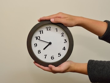 घड्याळ नव्हतं तेव्हा माणूस वेळ कसा ओळखायचा? मोजण्याची पद्धत आश्चर्यचकीत करेल घड्याळ नव्हतं तेव्हा माणूस वेळ कसा ओळखायचा? मोजण्याची पद्धत आश्चर्यचकीत करेल