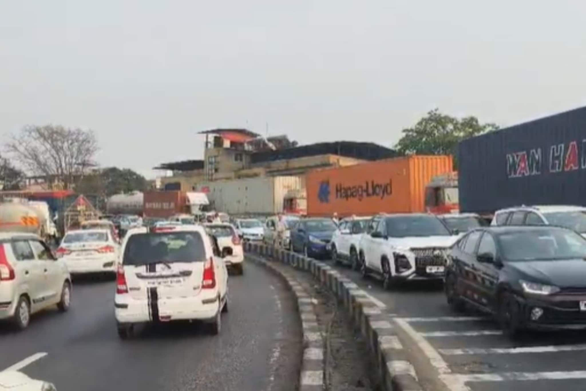 मुंबईला जाणाऱ्या प्रवाशांसाठी महत्वाची बातमी, एक्सप्रेस वेवर भीषण वाहतूक कोंडी मुंबईला जाणाऱ्या प्रवाशांसाठी महत्वाची बातमी, एक्सप्रेस वेवर भीषण वाहतूक कोंडी