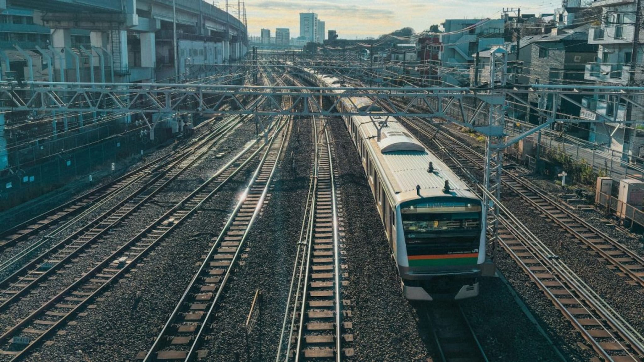 Train Fact : ट्रेन वळण घेताना किंवा धावताना रुळांवरून उतरत का नाही? यामागे नेमकं काय सायन्स असतं?