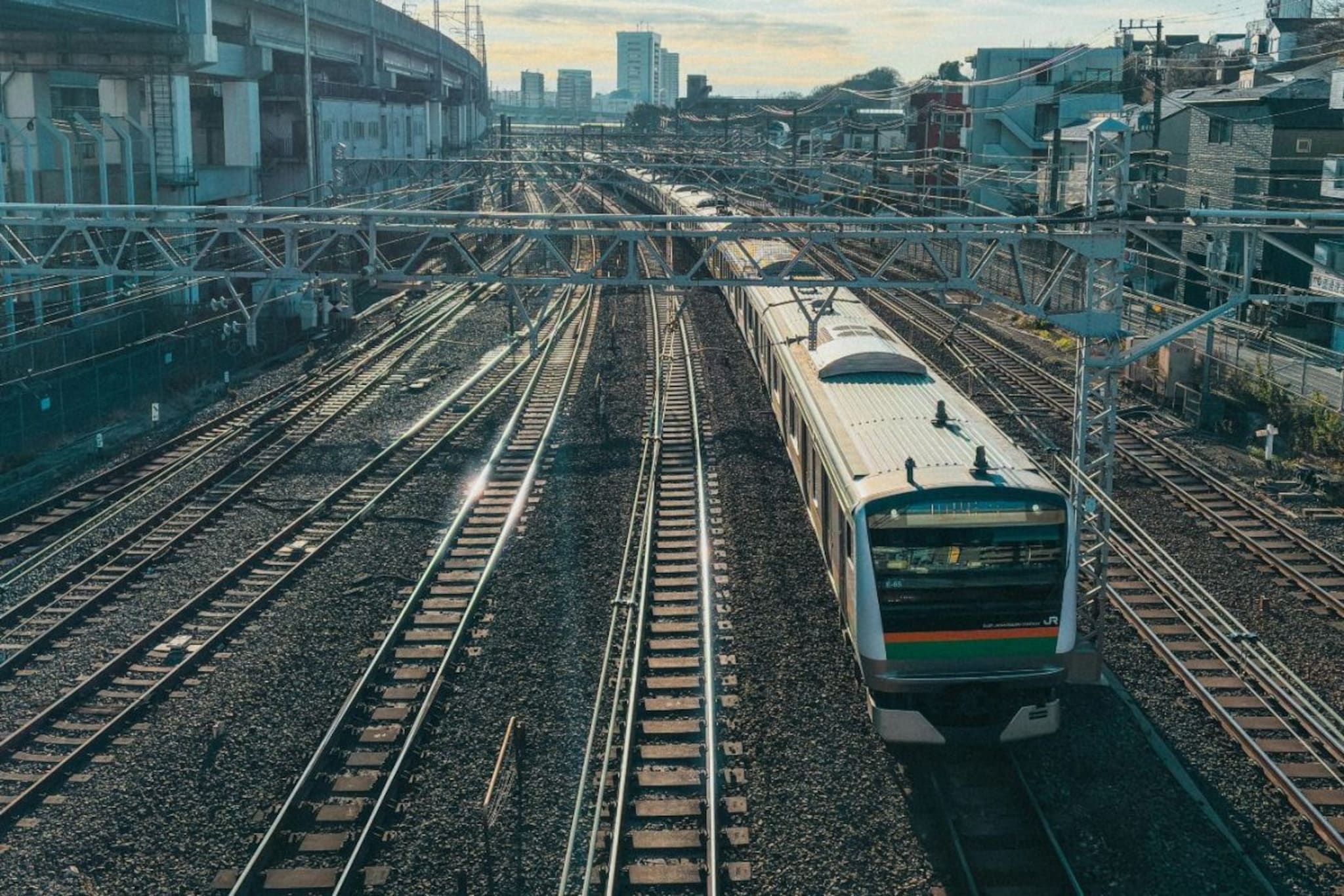 ट्रेन धावताना रुळांवरून उतरत का नाही? यामागे नेमकं काय सायन्स असतं? ट्रेन धावताना रुळांवरून उतरत का नाही? यामागे नेमकं काय सायन्स असतं?