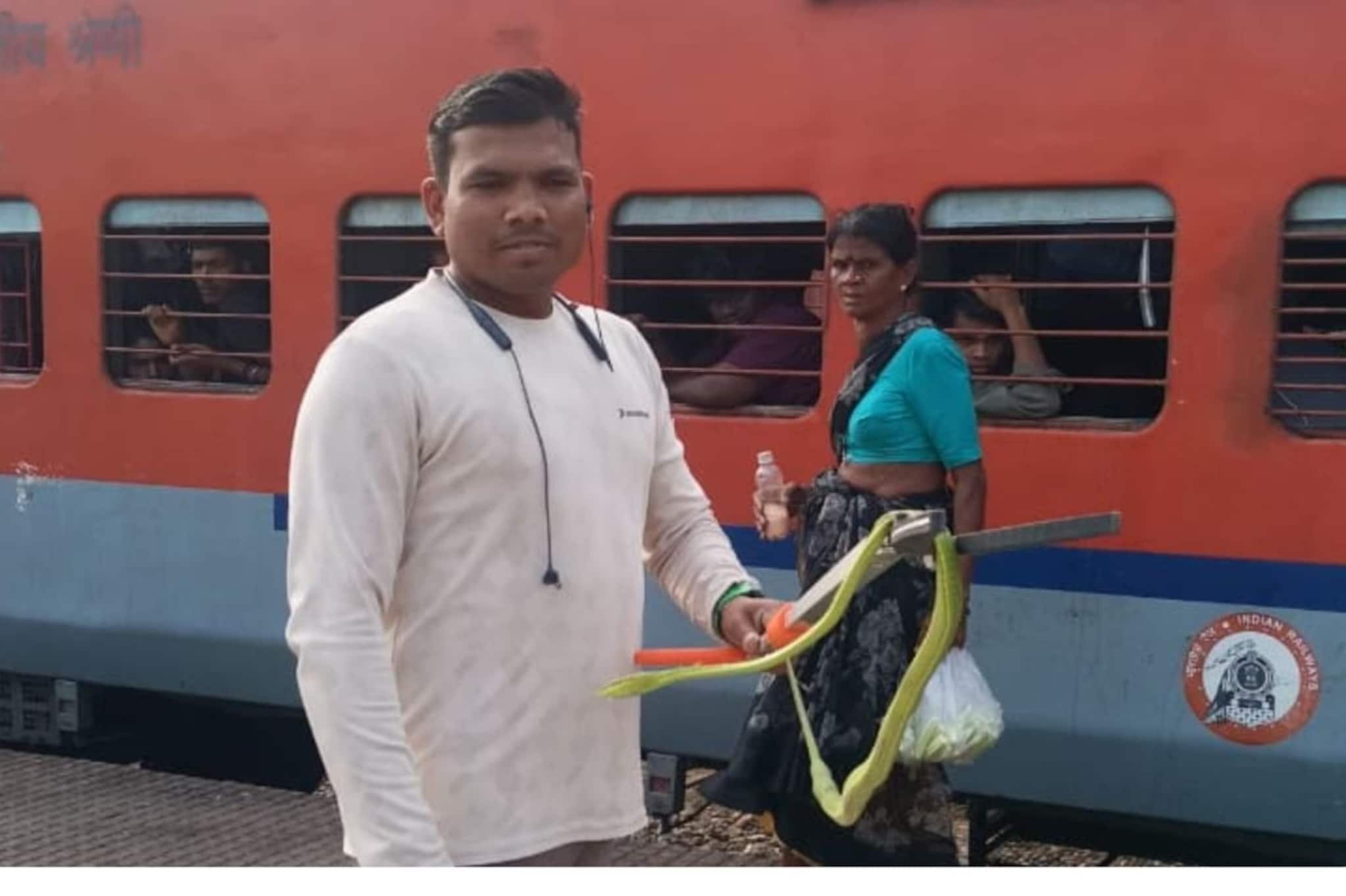 बापरे बाप, धावत्या रेल्वेत निघाला भलामोठा साप; प्रवाशांची धावपळ उडाली