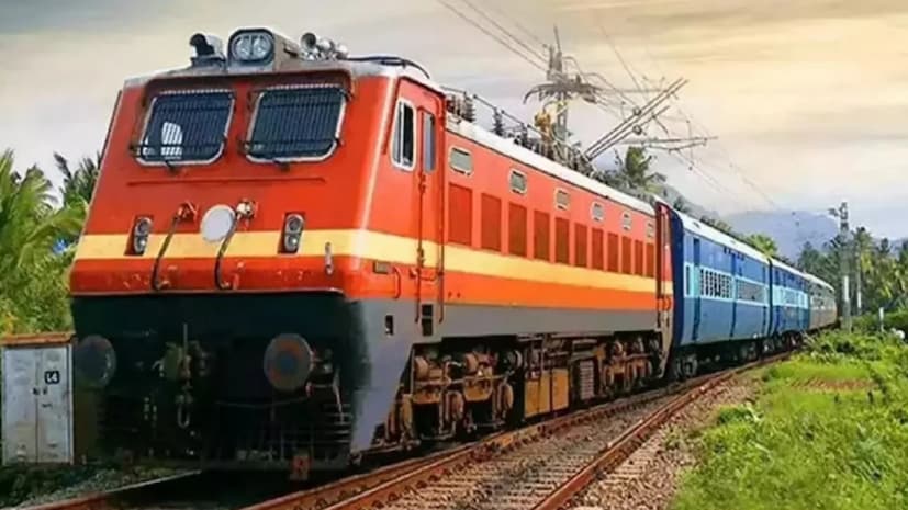 नवी दिल्ली : रेल्वे प्रवासी नेहमीच तिकीट बुक करताना कॅशबॅक किंवा डिस्काउंट शोधत असतात. आता, भारतीय रेल्वे मंत्रालयाने घोषणा केली आहे की या नवीन वर्षात प्रवाशांना 3% सूट मिळेल. प्रवाशांना फक्त रेल्वेच्या समर्पित अॅपद्वारे त्यांची तिकिटे बुक करावी लागतील. भारतीय रेल्वेने सांगितले की ही सुविधा नवीन वर्षात सहा महिन्यांसाठी दिली जात आहे आणि प्रवाशांना तिकिटे बुक केल्यावर 3% डिस्‍काउंट मिळेल. नवी दिल्ली : रेल्वे प्रवासी नेहमीच तिकीट बुक करताना कॅशबॅक किंवा डिस्काउंट शोधत असतात. आता, भारतीय रेल्वे मंत्रालयाने घोषणा केली आहे की या नवीन वर्षात प्रवाशांना 3% सूट मिळेल. प्रवाशांना फक्त रेल्वेच्या समर्पित अॅपद्वारे त्यांची तिकिटे बुक करावी लागतील. भारतीय रेल्वेने सांगितले की ही सुविधा नवीन वर्षात सहा महिन्यांसाठी दिली जात आहे आणि प्रवाशांना तिकिटे बुक केल्यावर 3% डिस्‍काउंट मिळेल.