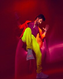 पन्नाशीत मराठमोळ्या अभिनेत्याचं हॉट ट्रान्सफॉर्मेशन, ॲब्सच्या फोटोंनी लावली आग