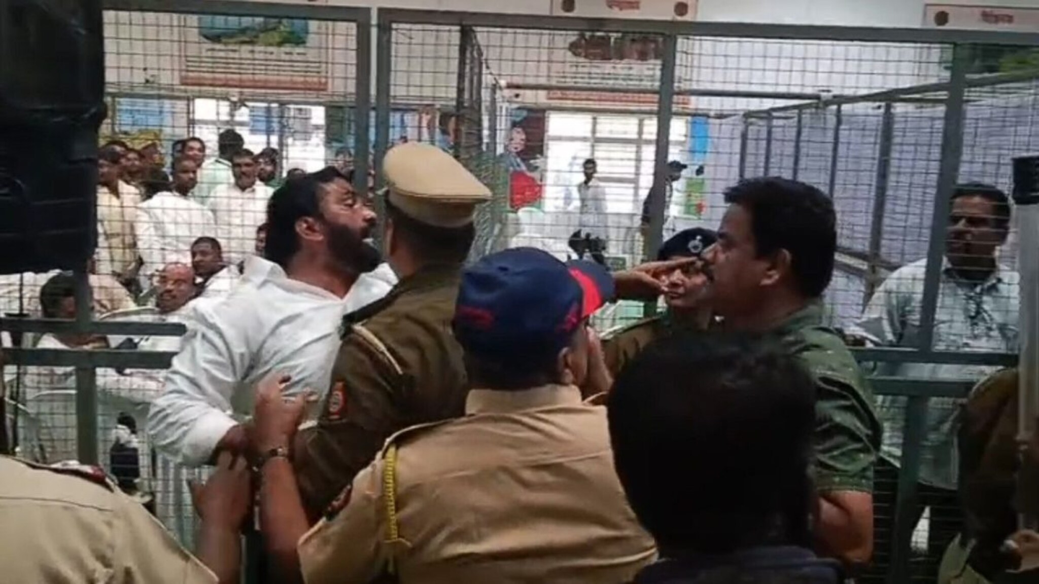 मोठी आघाडी असताना उमेदवार पराभूत का? वंचितच्या कार्यकर्त्यांचा राडा, VIDEO