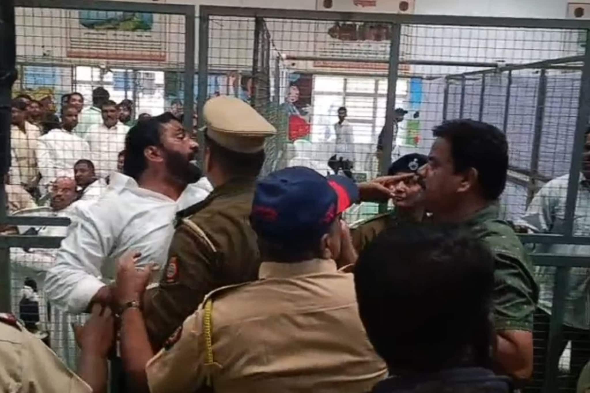 मोठी आघाडी असताना उमेदवार पराभूत का? वंचितच्या कार्यकर्त्यांचा राडा, VIDEO