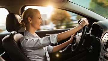 हिवाळ्यात कार ड्रायव्हिंग सुरक्षित असावी असं वाटतंय? कारमध्ये हे 5टूल्स आजच आणा