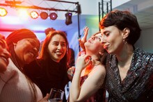 Alcohol : पेग एकच पण परिणाम वेगळा; महिलांच्या शरीरात दारू कशाप्रकारे काम करते? परुष आणि महिलांमधील फरक आश्चर्यचकीत करणारा