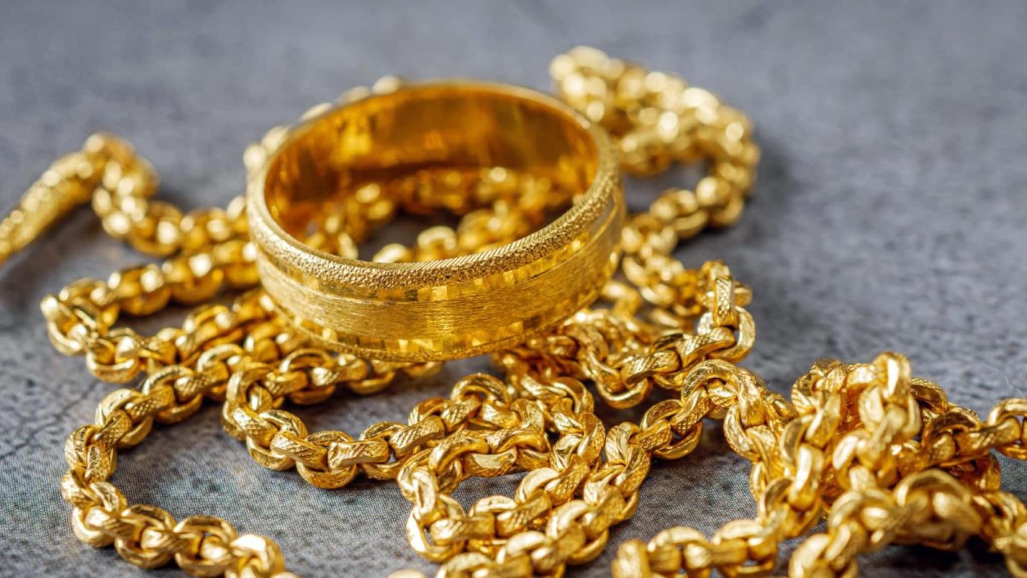 Gold Loan Calculator : 10 ग्रॅम सोनं गहान ठेवलं तर बँक किती कर्ज देते? EMI किती पडतं, जाणून घ्या A To Z माहिती