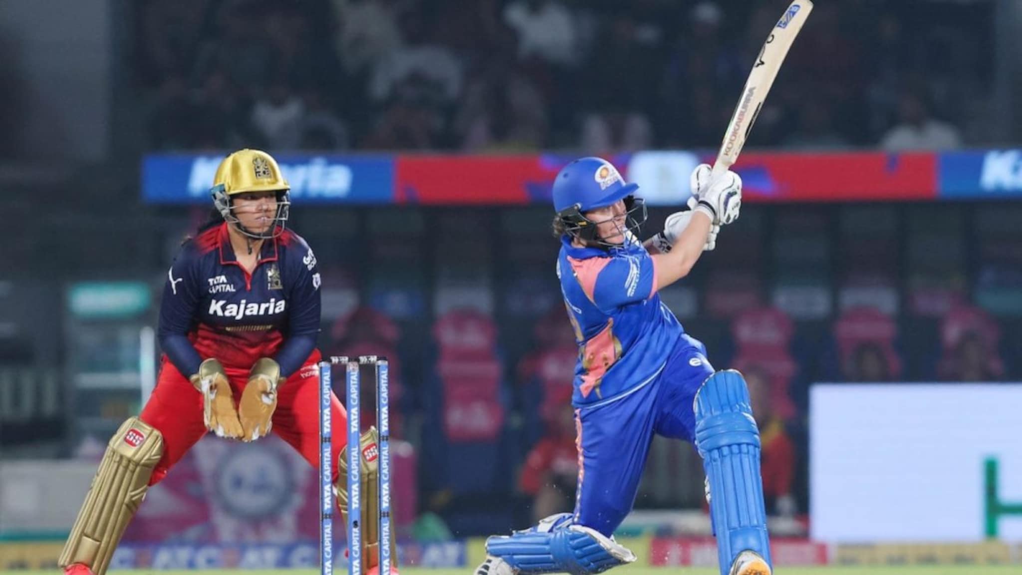 Mumbai Indians : डू ऑर डाय सामन्यात मुंबईच्या वाघिणीचं वादळी शतक, RCB च्या बॉलिंगची पिसं काढली!