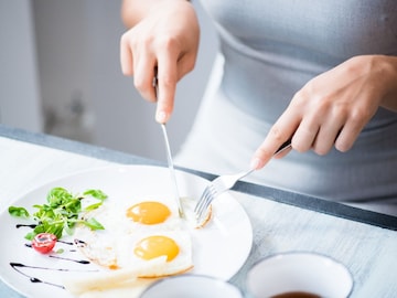 वयानुसार बदलतं अंडी खाण्याचं प्रमाण, पाहा तुमच्यासाठी किती खाणं योग्य.. वयानुसार बदलतं अंडी खाण्याचं प्रमाण, पाहा तुमच्यासाठी किती खाणं योग्य..