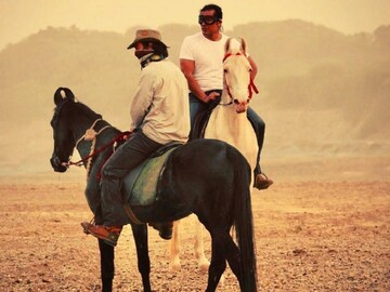 फिटनेस अंगाशी आलं! 30किलो वजन कमी; सेटवर बेशुद्ध पडण्याची वेळ, चालणंही झालं कठीण फिटनेस अंगाशी आलं! 30किलो वजन कमी; सेटवर बेशुद्ध पडण्याची वेळ, चालणंही झालं कठीण