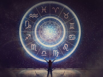 आरोग्य, प्रतिष्ठा आणि संपत्तीवरही घाला पडणार! साडेसातीच्या राशीत शुक्रगोचर 3 राशींना अनलकी आरोग्य, प्रतिष्ठा आणि संपत्तीवरही घाला पडणार! साडेसातीच्या राशीत शुक्रगोचर 3 राशींना अनलकी