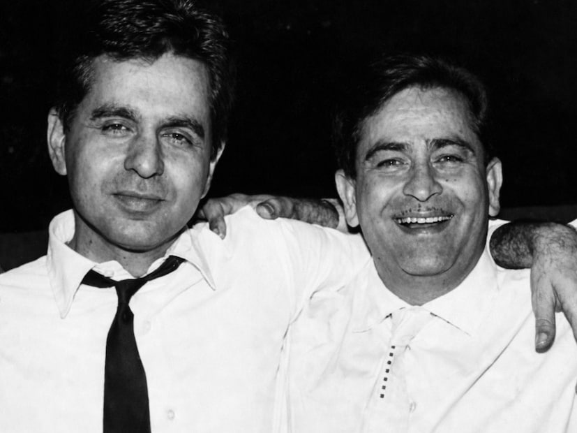 राज कपूर आणि दिलीप कुमार यांच्यातील मैत्री चित्रपटसृष्टीत सर्वश्रृत आहे. त्यांच्या व्यावसायिक शत्रुत्व असूनही एक भावनिक नातं होतं. जेव्हा राज कपूर कोमात होते तेव्हा दिलीप कुमार उद्ध्वस्त झाले होते. त्यांची शेवटची भेट कशी होती? त्या दिवशी रुग्णालयात काय घडले? ती फक्त एक भेट नव्हती तर चित्रपटसृष्टीतील दोन महान कलाकारांमधील नात्याची कहाणी होतीय जी पडद्याच्या ग्लॅमरच्या पलीकडे गेली होती. राज कपूर आणि दिलीप कुमार यांच्यातील मैत्री चित्रपटसृष्टीत सर्वश्रृत आहे. त्यांच्या व्यावसायिक शत्रुत्व असूनही एक भावनिक नातं होतं. जेव्हा राज कपूर कोमात होते तेव्हा दिलीप कुमार उद्ध्वस्त झाले होते. त्यांची शेवटची भेट कशी होती? त्या दिवशी रुग्णालयात काय घडले? ती फक्त एक भेट नव्हती तर चित्रपटसृष्टीतील दोन महान कलाकारांमधील नात्याची कहाणी होतीय जी पडद्याच्या ग्लॅमरच्या पलीकडे गेली होती.