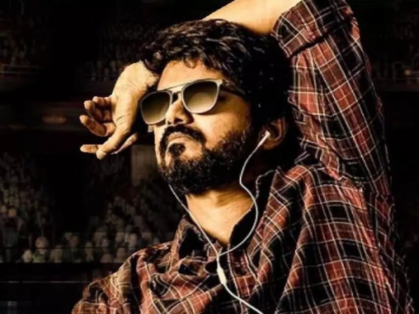 सिनेमाच्या पडद्यावर शत्रूंना धूळ चारणारा थलापथी विजय (Thalapathy Vijay) खऱ्या आयुष्यात मात्र एका अशा चक्रव्यूहात अडकला आहे, जिथून बाहेर पडणं त्याला कठीण जातंय. गेल्या काही वर्षांपासून दबक्या आवाजात सुरू असलेल्या चर्चांना आता अधिकृत वळण मिळालं आहे. सिनेमाच्या पडद्यावर शत्रूंना धूळ चारणारा थलापथी विजय (Thalapathy Vijay) खऱ्या आयुष्यात मात्र एका अशा चक्रव्यूहात अडकला आहे, जिथून बाहेर पडणं त्याला कठीण जातंय. गेल्या काही वर्षांपासून दबक्या आवाजात सुरू असलेल्या चर्चांना आता अधिकृत वळण मिळालं आहे.