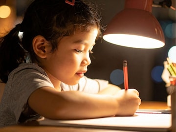 मुलं टेबल लॅम्प लावून अभ्यास करतात? डोळ्यांच्या 'या' आजाराचा वाढू शकतो धोका!