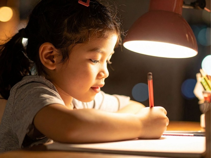 हल्ली आपल्या आयुष्यामध्ये डिजिटल गोष्टींचा वापर वाढला आहे. बहुतांश लोक दिवसातील जास्तीत जास्त वेळ मोबाईलवर असतात. काही लोक लॅपटॉपवर काम करतात, तर काही लोक टीव्ही जास्त प्रमाणात पाहतात. मात्र या सर्व गोष्टी एकत्र मिळून आपल्या डोळ्यांवर भयंकर ताण आणतात. हल्ली आपल्या आयुष्यामध्ये डिजिटल गोष्टींचा वापर वाढला आहे. बहुतांश लोक दिवसातील जास्तीत जास्त वेळ मोबाईलवर असतात. काही लोक लॅपटॉपवर काम करतात, तर काही लोक टीव्ही जास्त प्रमाणात पाहतात. मात्र या सर्व गोष्टी एकत्र मिळून आपल्या डोळ्यांवर भयंकर ताण आणतात.