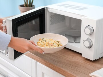 मायक्रोवेव्ह आणि ओव्हन दोन्ही एकच असतात का? चुकीचा वापर ठरू शकतो घातक?