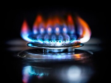 गॅसच्या निळ्या आणि पिवळ्या फ्लेमचे कारण काय? गॅसची बचत करण्यासाठी खास टिप्स