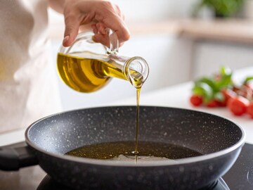 भजी आणि पुऱ्या तळल्यानंतर उरलेल्या तेलाचं काय करावं, कळत नाही? असा करा वापर