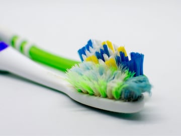 जुना टूथब्रश सरळ फेकू नका, 'या' स्मार्ट पद्धतीने करा वापर; अनेक कामांत होईल मदत जुना टूथब्रश सरळ फेकू नका, 'या' स्मार्ट पद्धतीने करा वापर; अनेक कामांत होईल मदत