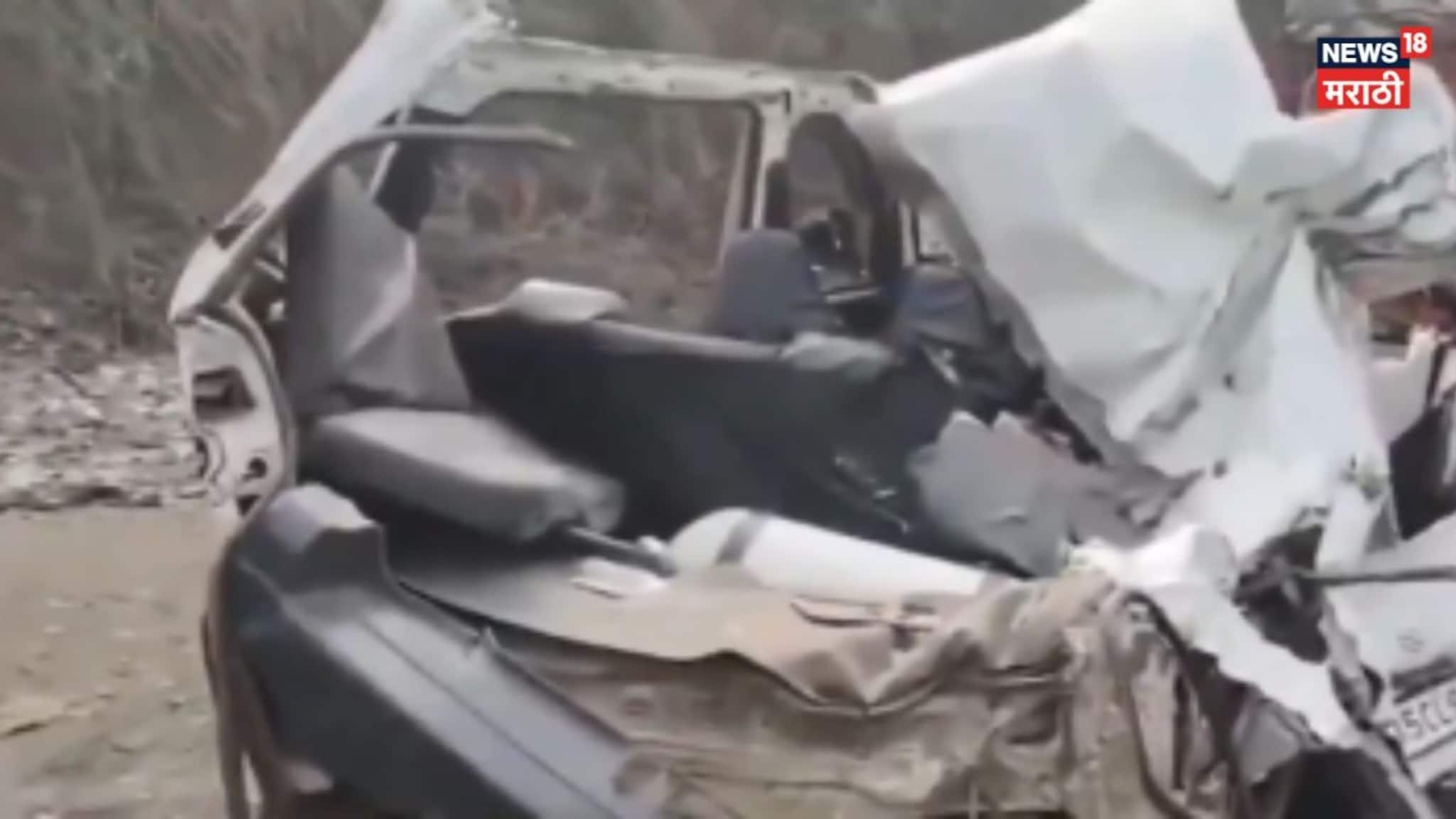 2 ट्रकवर धडकली भरधाव इको, कारचा चक्काचूर एकाच कुटुंबातील सात जणांचा मृत्यू