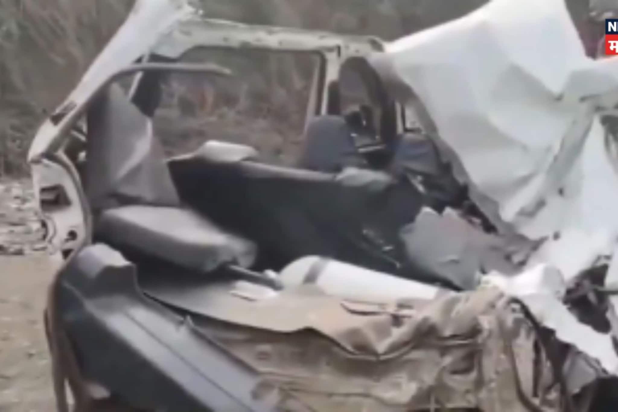 2 ट्रकवर धडकली भरधाव इको, कारचा चक्काचूर एकाच कुटुंबातील सात जणांचा मृत्यू 2 ट्रकवर धडकली भरधाव इको, कारचा चक्काचूर एकाच कुटुंबातील सात जणांचा मृत्यू