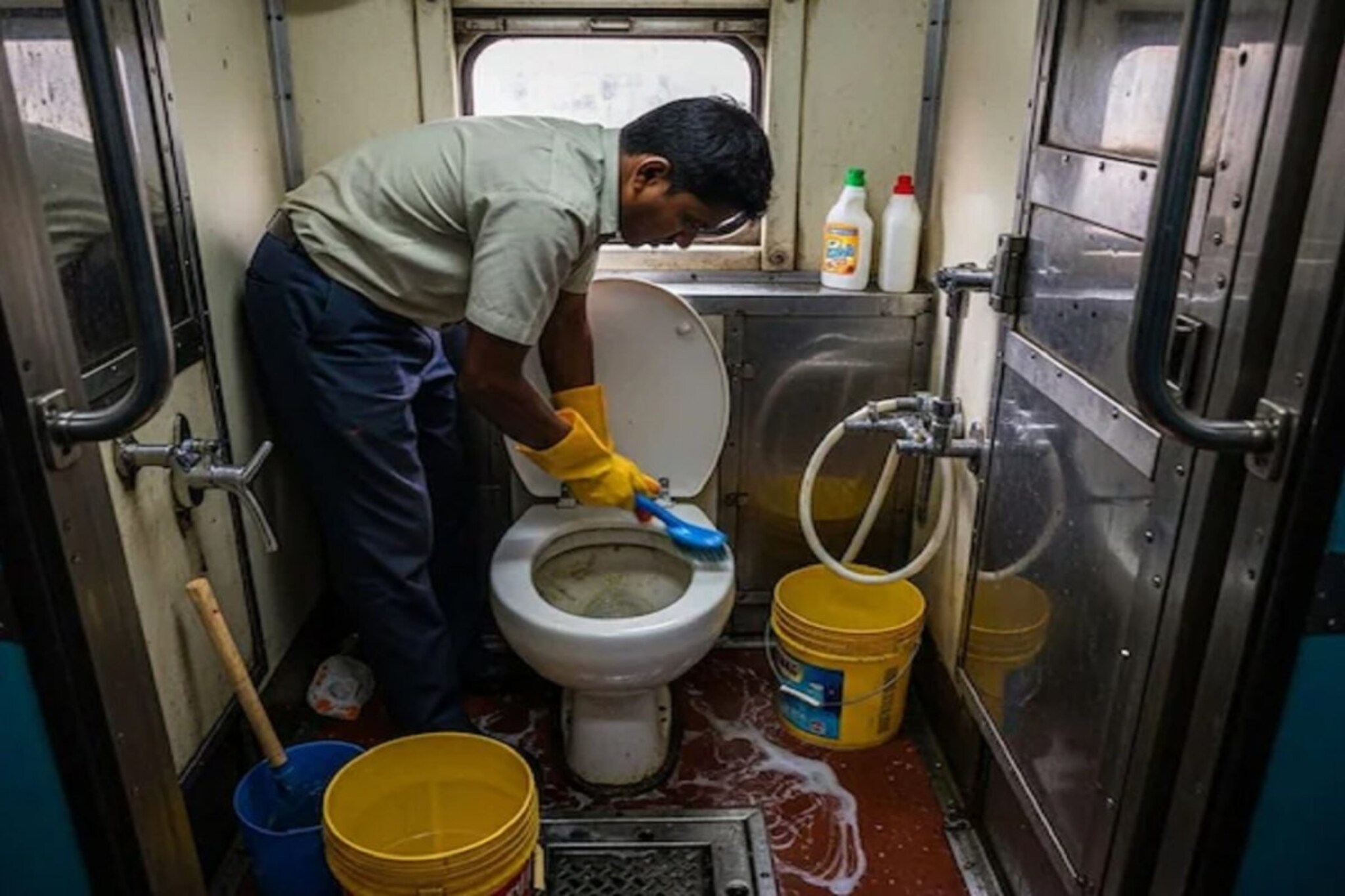 रेल्वेचा नवा प्लॅन! जनरल क्लासमध्ये दिसेल नव्यासारखी स्वच्छता, चेकिंग करेल AI