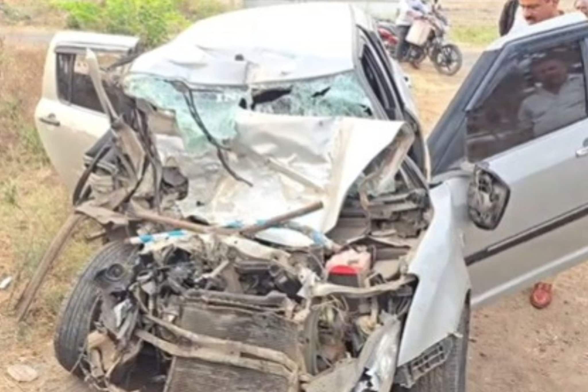  होत्याचं नव्हतं झालं! खंडाळा फाट्याला Swift अन् ट्रकची भीषण धडक