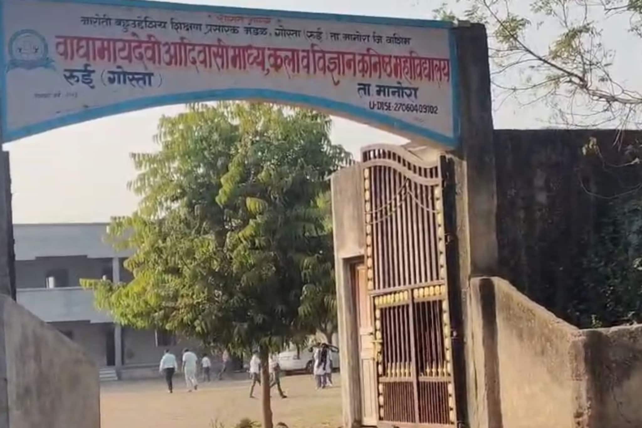 कॉपी करणाऱ्या विद्यार्थ्यांना रंगेहात पकडलं, १२ शिक्षक-केंद्रप्रमुखांवर गुन्हे कॉपी करणाऱ्या विद्यार्थ्यांना रंगेहात पकडलं, १२ शिक्षक-केंद्रप्रमुखांवर गुन्हे