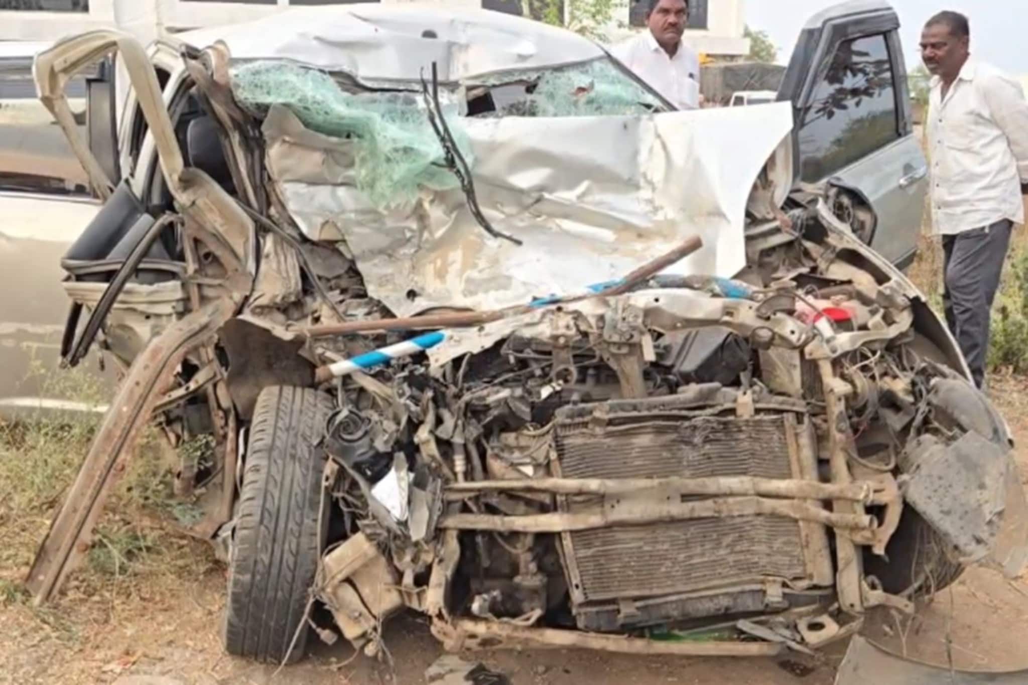 दोन दिवसांपूर्वी नवी कोरी अलिशान कार घेतली, देवदर्शनाला जाताना चौघांचा मृत्यू दोन दिवसांपूर्वी नवी कोरी अलिशान कार घेतली, देवदर्शनाला जाताना चौघांचा मृत्यू