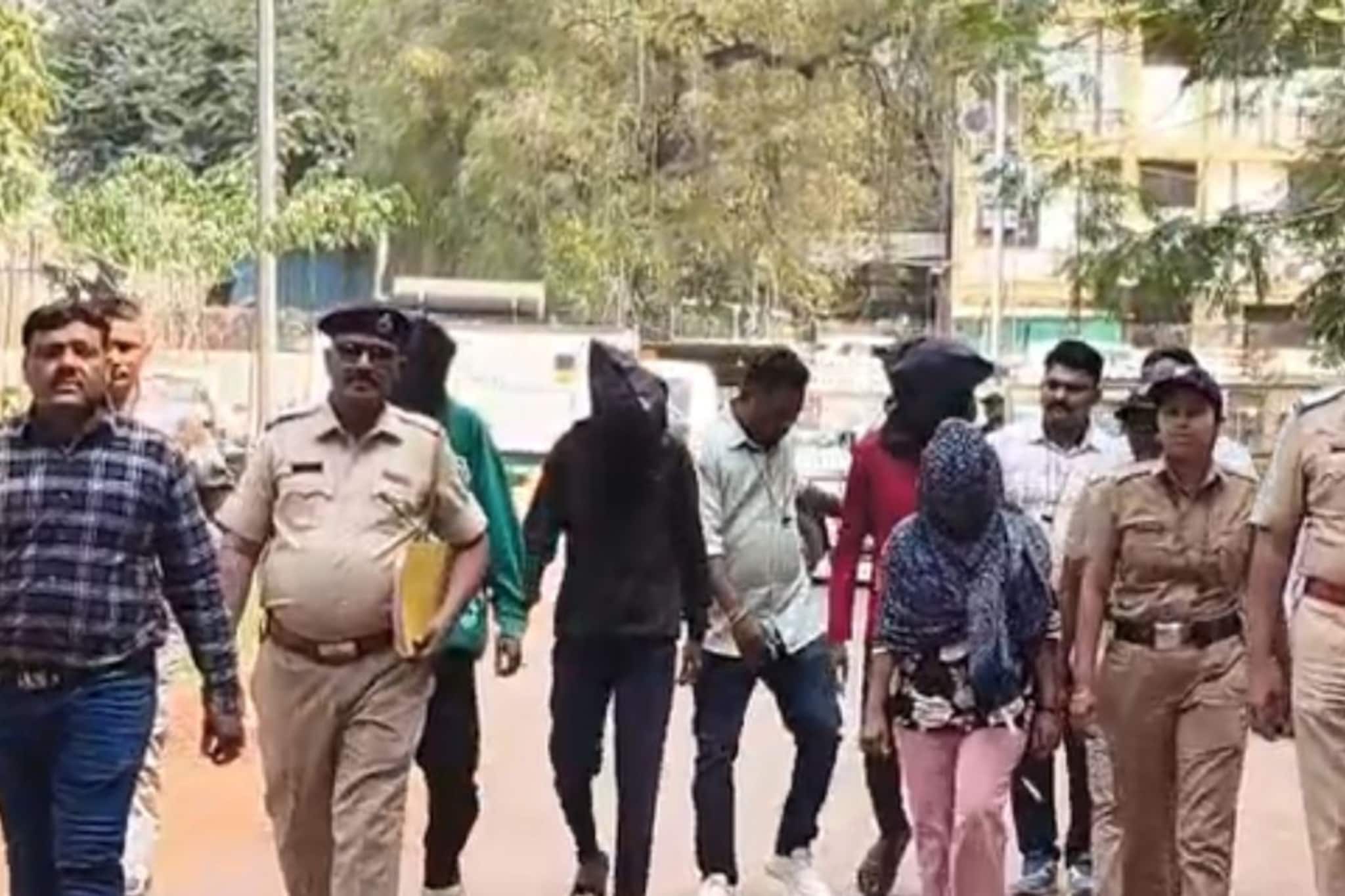 रील बनवताय की चोरीची संधी देताय? अकोल्यात 'रीलबाज' मैत्रिणीचा 20 लाखांचा कारनामा रील बनवताय की चोरीची संधी देताय? अकोल्यात 'रीलबाज' मैत्रिणीचा 20 लाखांचा कारनामा