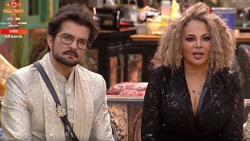 नाही नाही म्हणता म्हणता झालंच! राकेशने अखेर राखीशी 'बिग बॉस'च्या घरातच केलं लग्न नाही नाही म्हणता म्हणता झालंच! राकेशने अखेर राखीशी 'बिग बॉस'च्या घरातच केलं लग्न