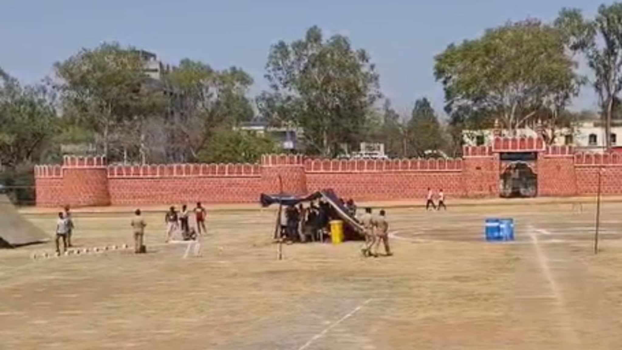 Beed News:  परळीचा दीपक पोलीस भरतीत जीव तोडून धावला, अंतिम रेषेजवळ पोहचणार तेवढ्यात कोसळला, भरतीदरम्यान मृत्यू