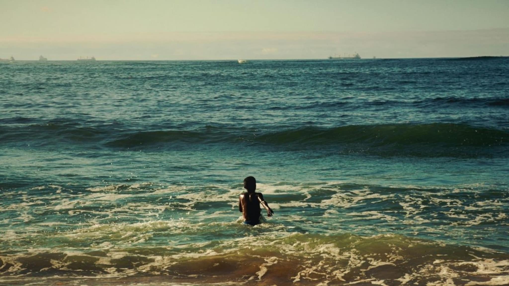 समुद्रात बुडालं कुटुंब, 13 वर्षीय मुलाची उसळत्या लाटांशी झुंज! 4 तास पोहत वाचवलं