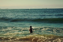 आई, भाऊ-बहीण समुद्रात बुडाले, 13 वर्षीय मुलाची उसळत्या लाटांशी झुंज! 4 तास पोहत राहिला, शेवटी...